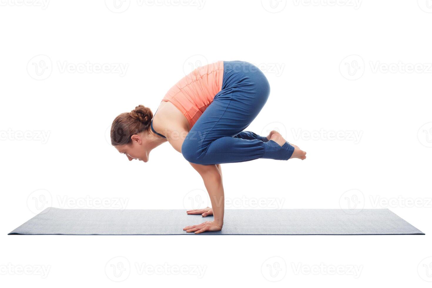 lindo desportivo em forma yogini mulher práticas ioga asana kakasana foto