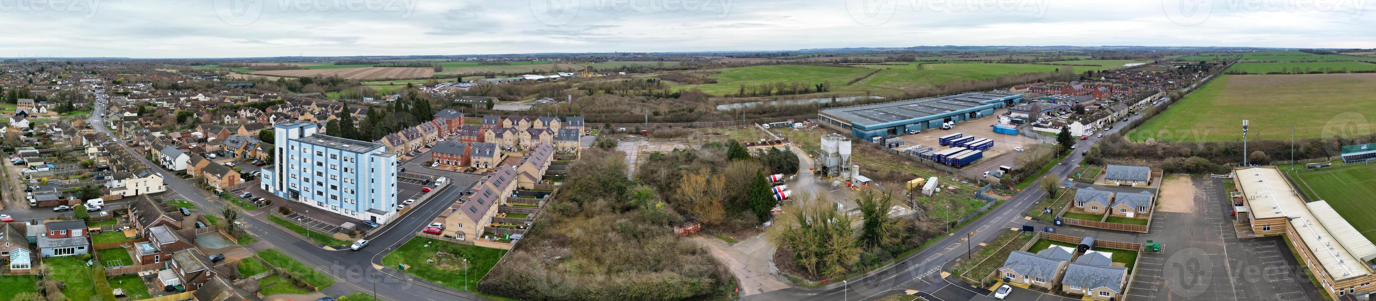 Alto ângulo panorâmico Visão do Arseley Cidade do Inglaterra Reino Unido. a cenas estava capturado durante nublado e chuvoso dia do fevereiro 28, 2024 foto