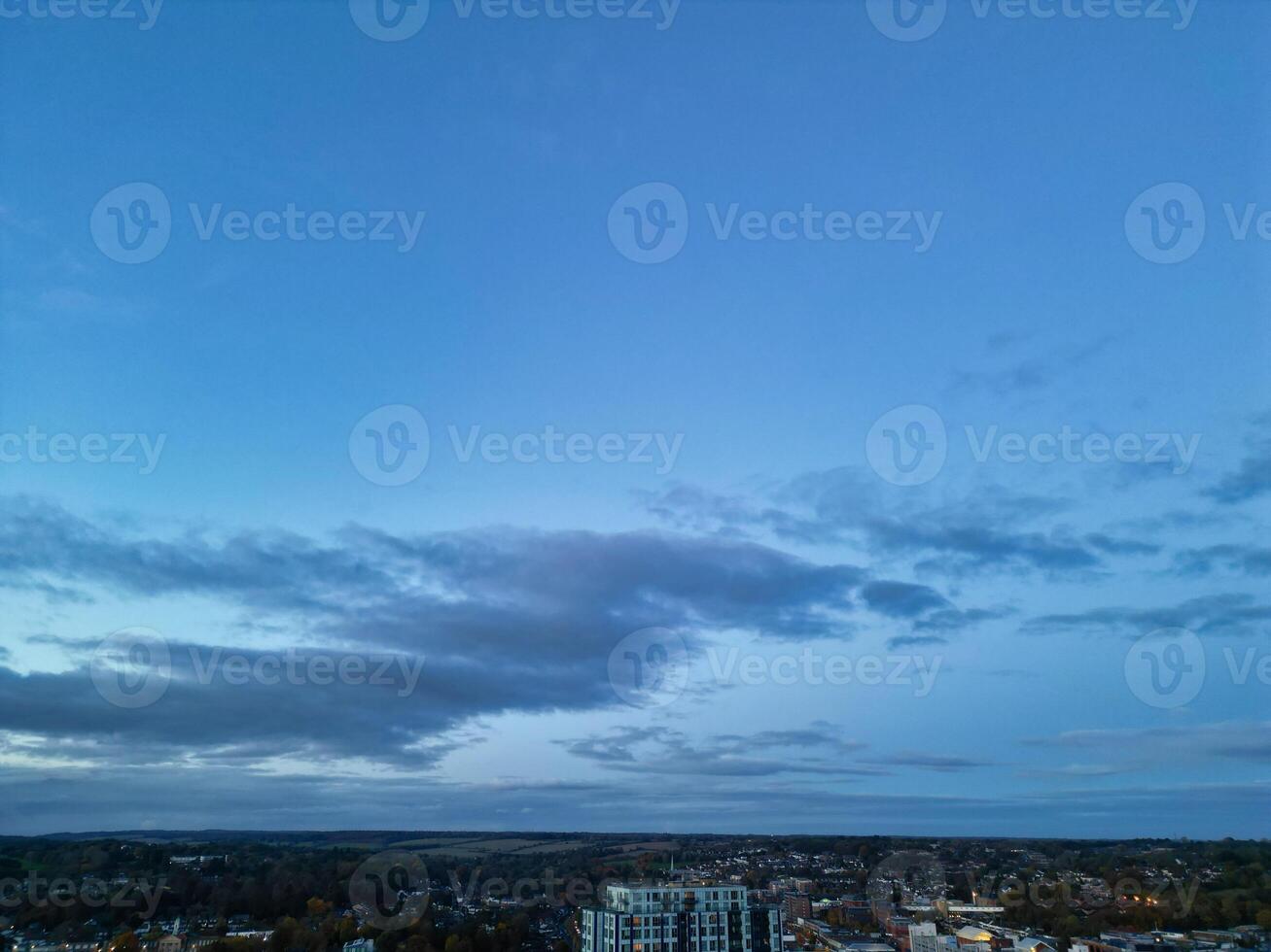 lindo Alto ângulo Visão do céu e dramático nuvens sobre central hemel plantação de cânhamo cidade do Inglaterra ótimo bretanha. novembro 5 ª, 2023 foto