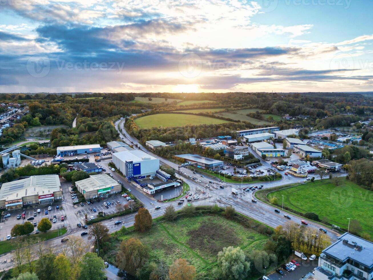 aéreo Visão do central hemel plantação de cânhamo cidade do Inglaterra Reino Unido. novembro 5 ª, 2023 foto