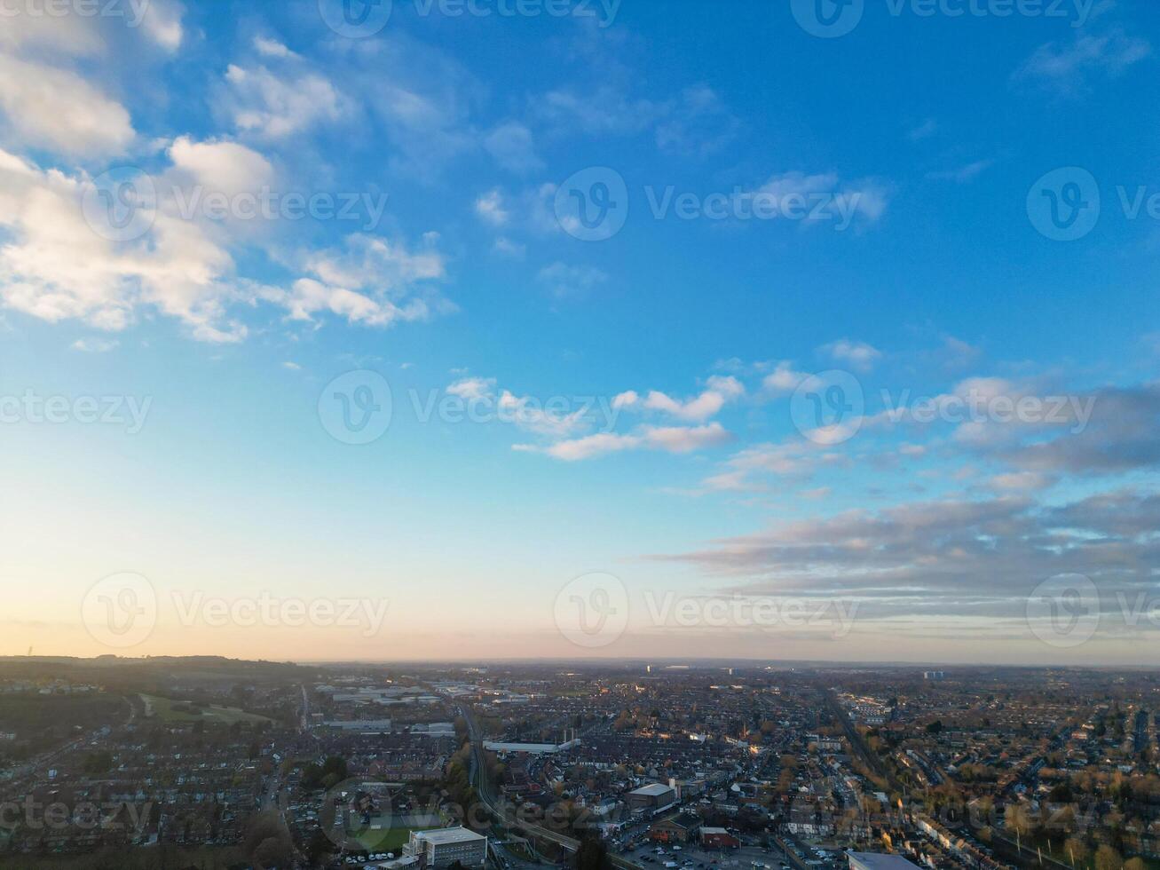 Alto ângulo Visão do edifícios às cidade Centro e centro da cidade do Luton, Inglaterra Unidos reino. dezembro 1º, 2023 foto