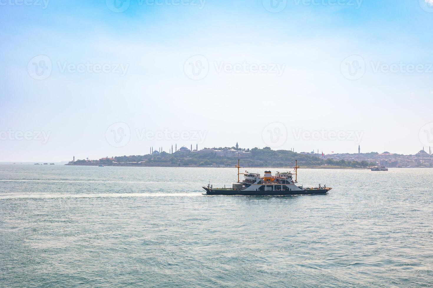 uma balsa e paisagem urbana do Istambul. foto