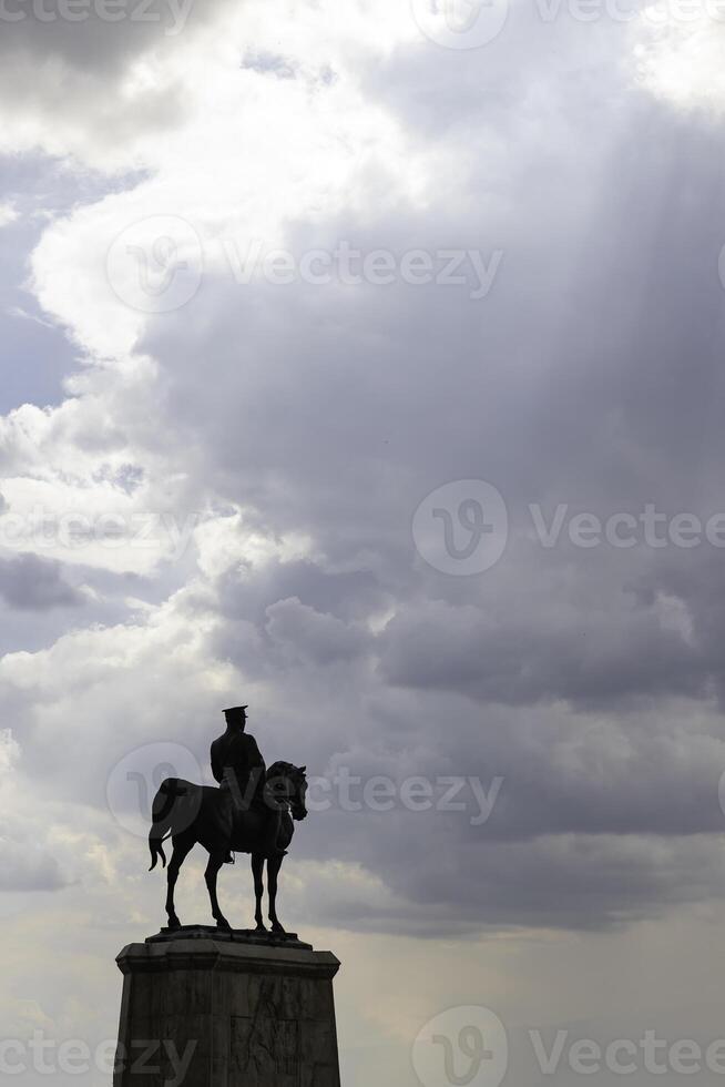 silhueta do monumento do Ataturk com nublado céu e raios solares entre a nuvens foto