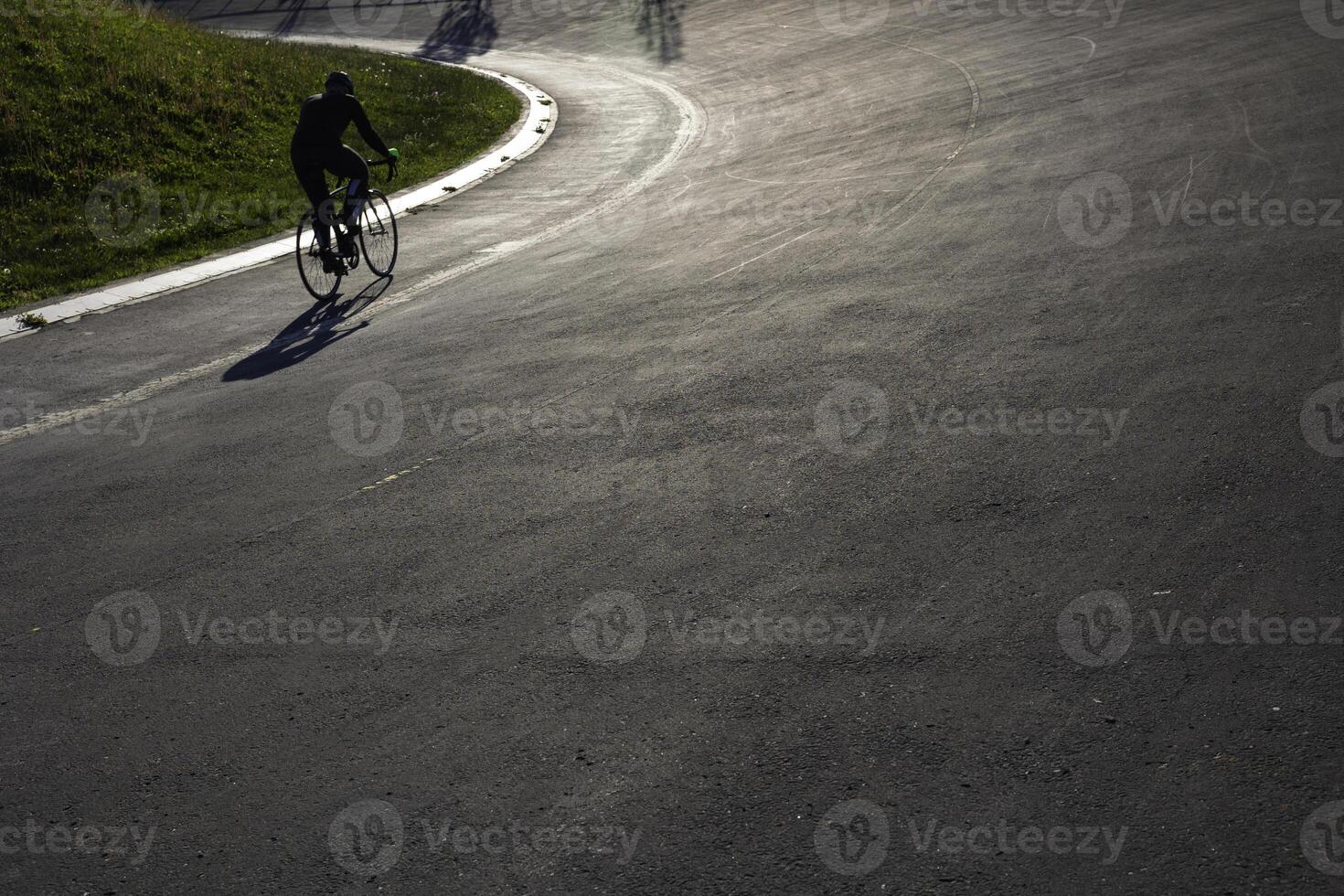 silhueta do uma motociclista em a ciclismo rastrear dentro a parque. foto