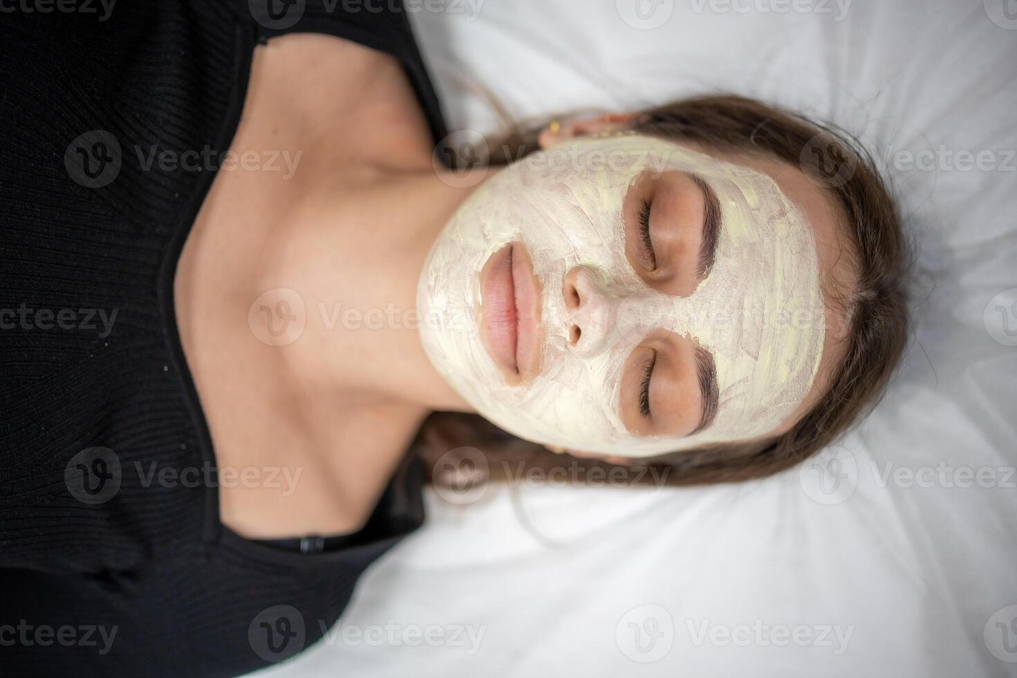 lindo feliz mulher dentro a spa fazer face mascarar tratamento. beleza indústria conceito. foto