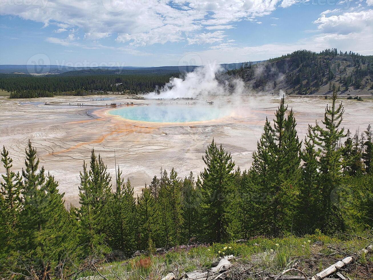 grande primavera prismática no parque nacional de yellowstone foto