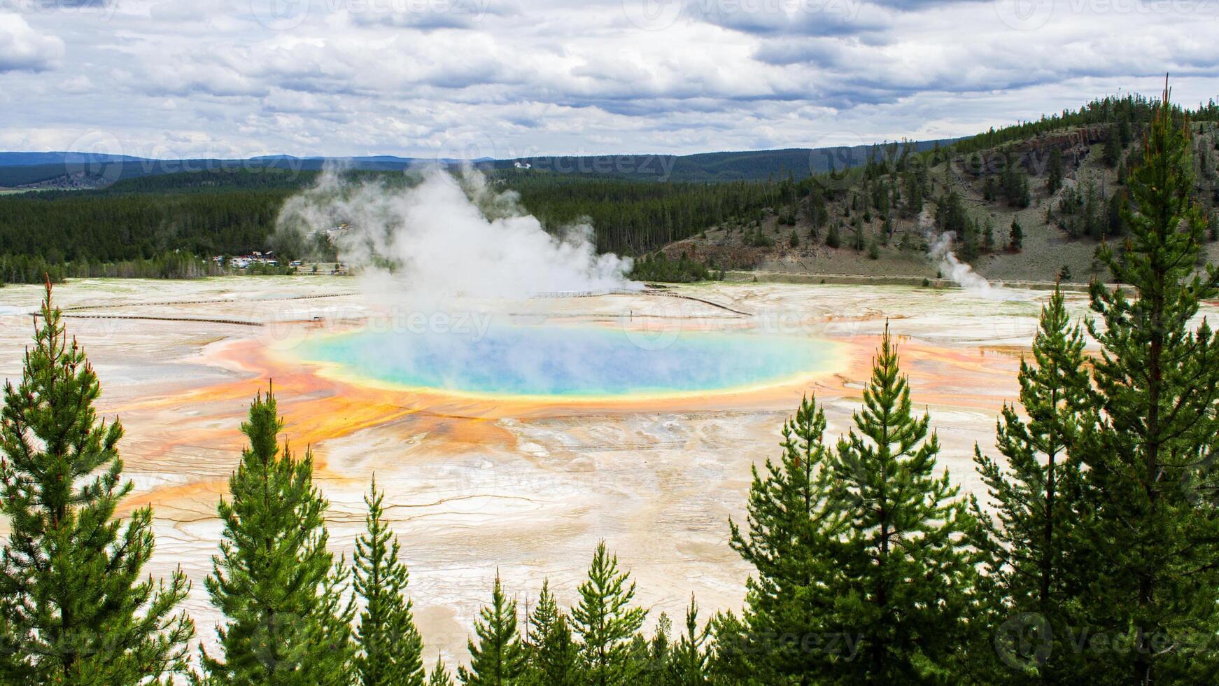 grande primavera prismática no parque nacional de yellowstone foto