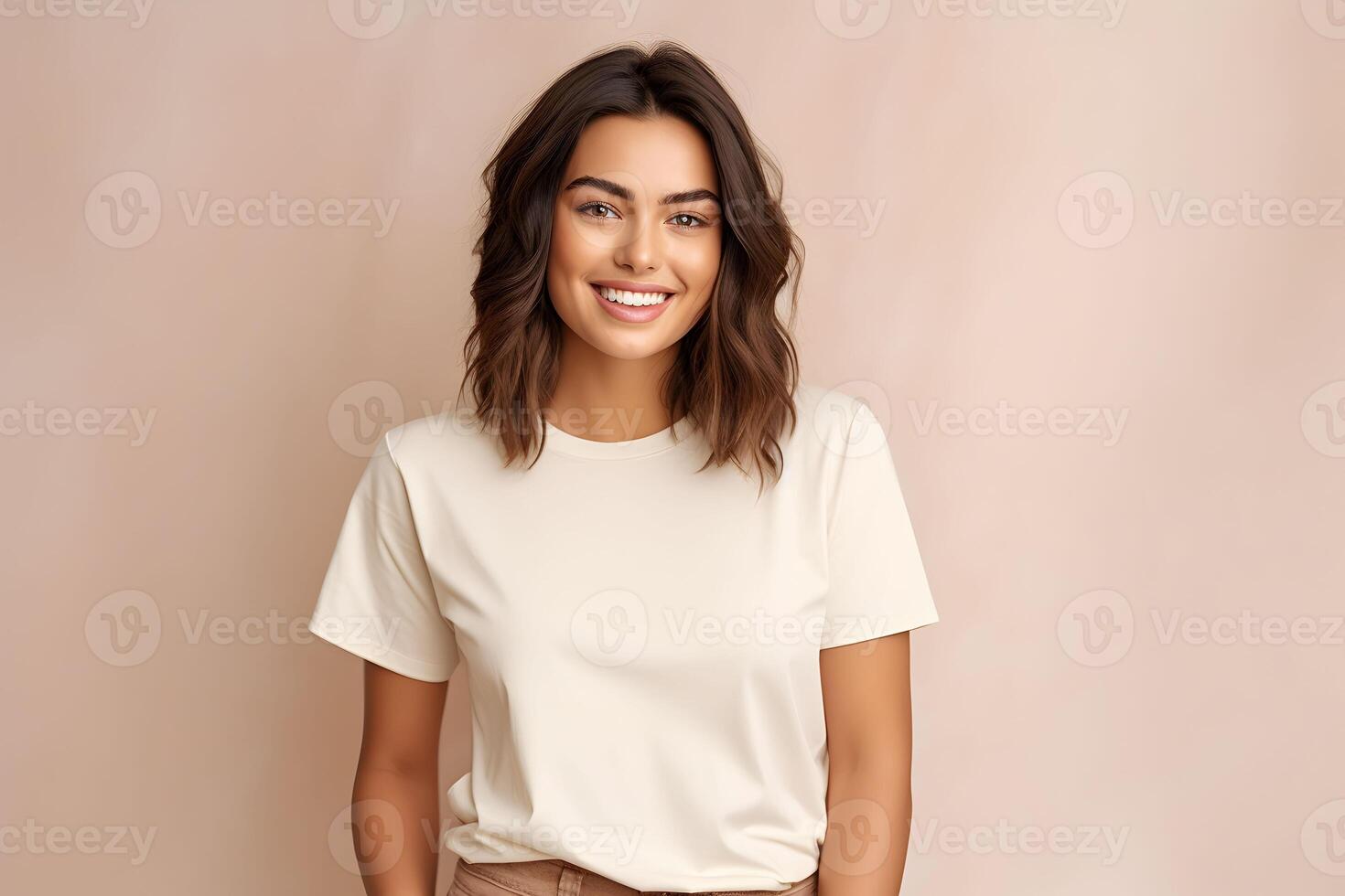 ai gerado jovem mulher vestindo Bella tela de pintura branco camisa brincar, às bege fundo. Projeto camiseta modelo, impressão apresentação brincar. foto