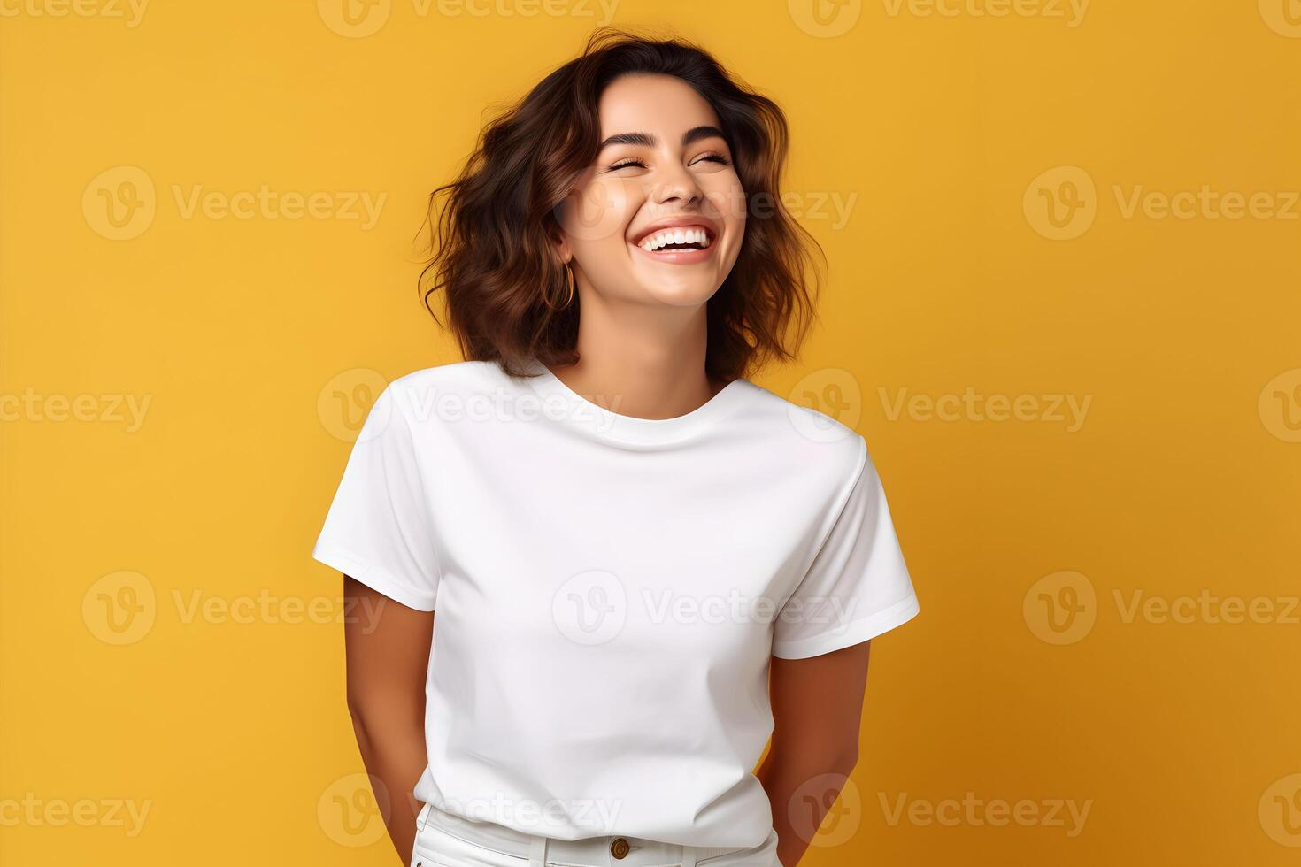 ai gerado jovem mulher vestindo Bella tela de pintura branco camisa brincar, às amarelo fundo. Projeto camiseta modelo, impressão apresentação brincar. foto