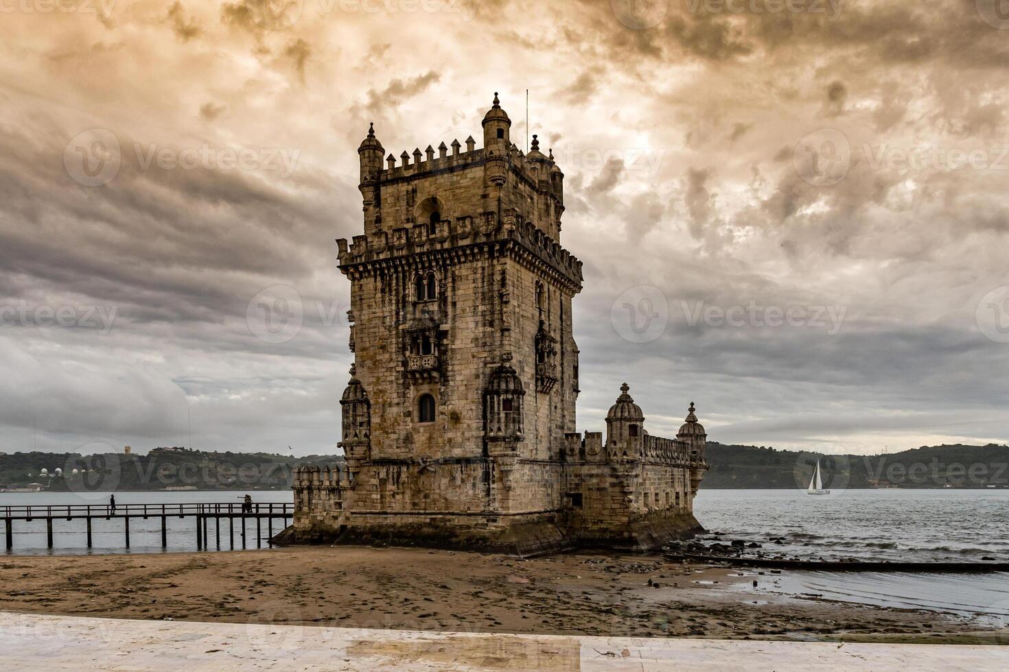 Lisboa, Portugal às belém torre em a tagus rio foto