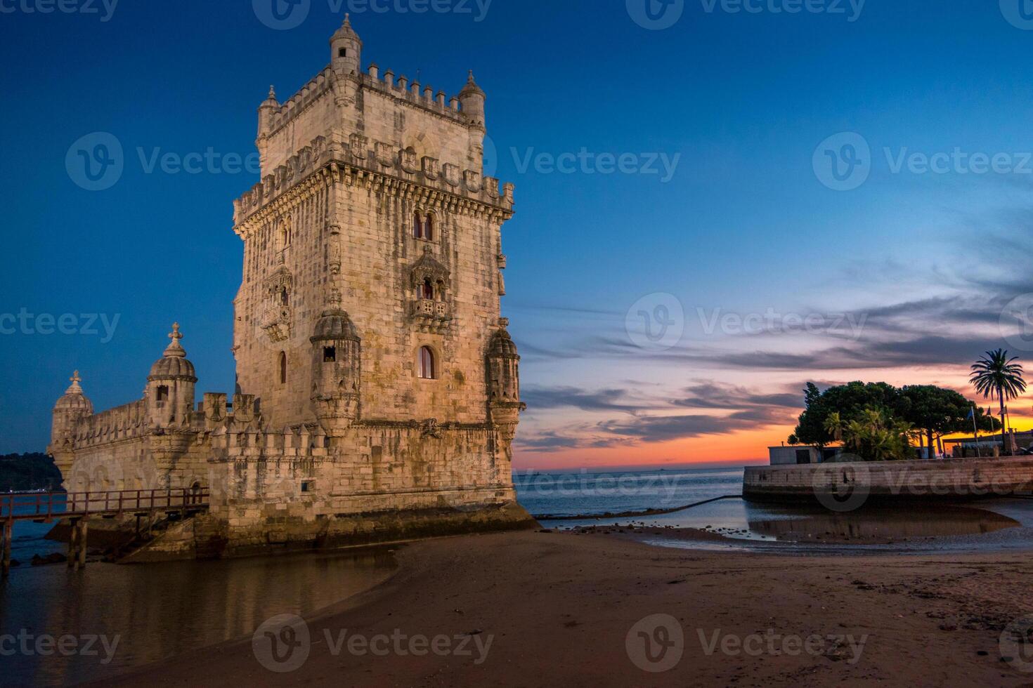 Lisboa, Portugal às belém torre em a tagus rio foto