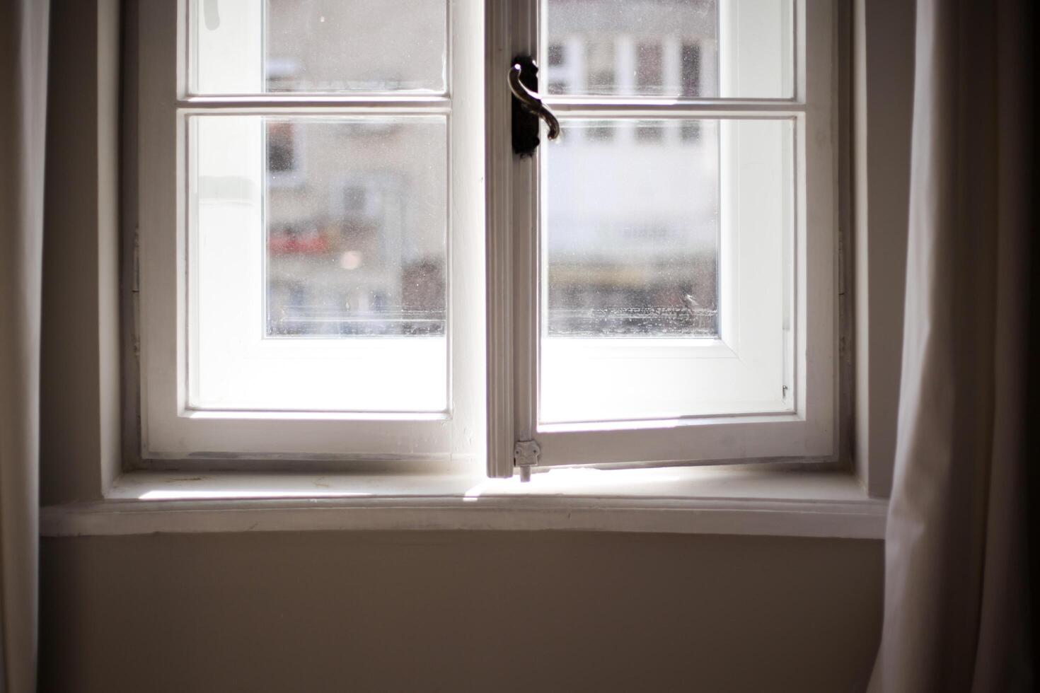 vintage de madeira branco quadro, Armação janela. luz dentro a janela foto
