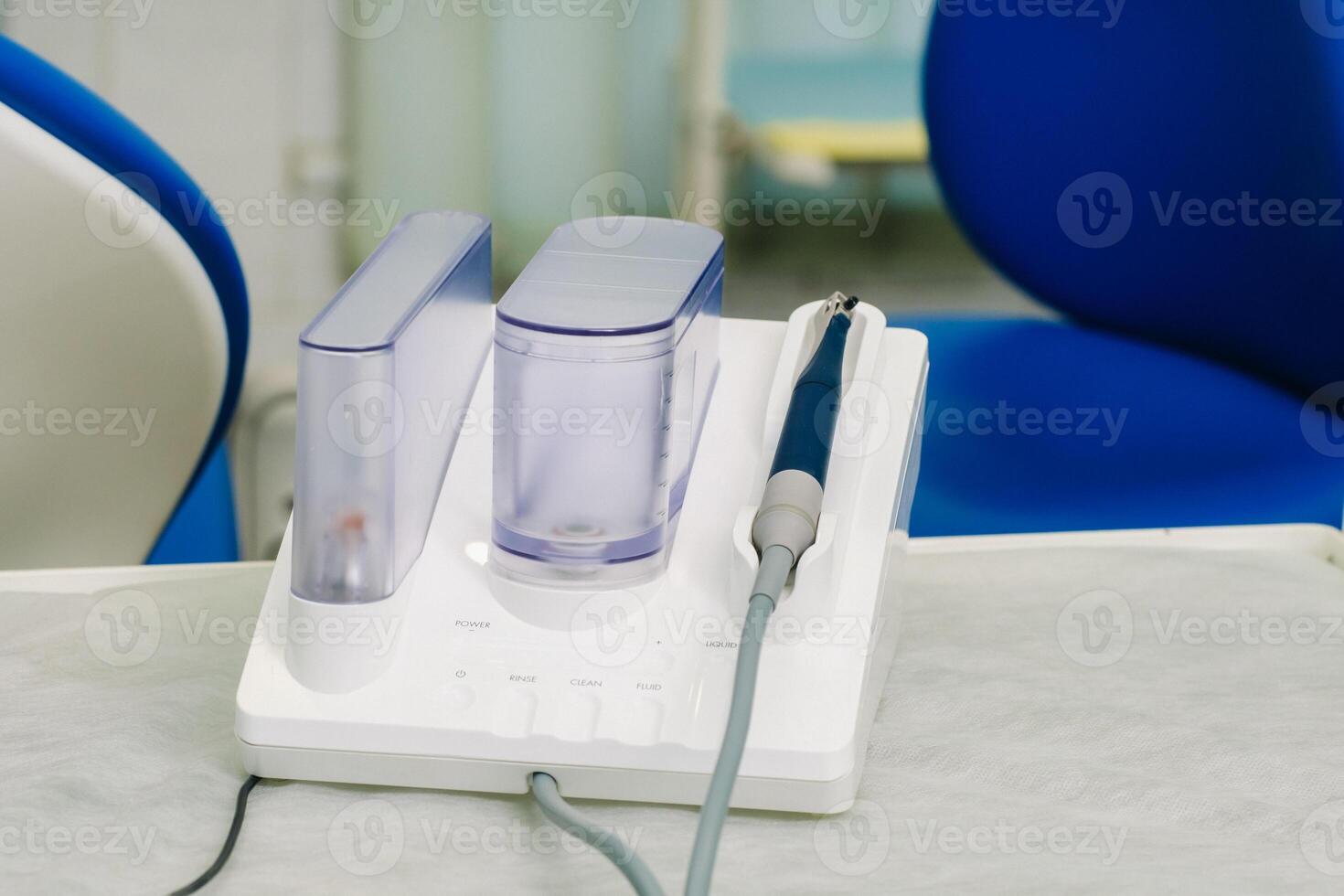 ultrassônico scaler dentro a dental escritório. odontologia conceito foto