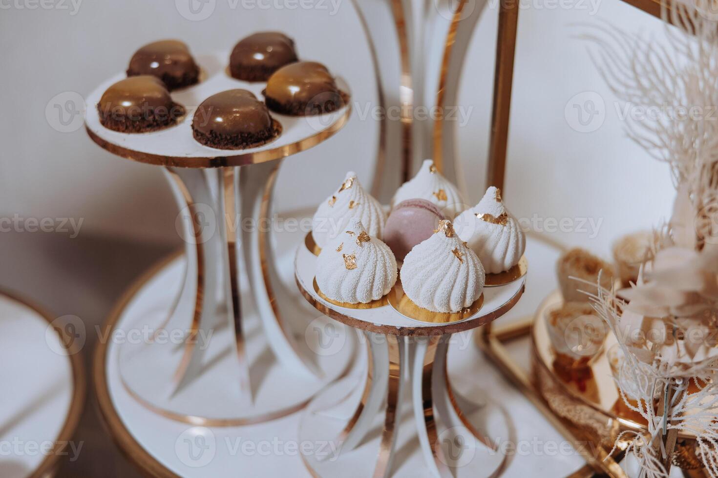 amêndoa biscoitos, doce bolos para uma Casamento banquete. uma delicioso recepção, uma luxuoso cerimônia. mesa com doces e sobremesas. delicioso colorida francês sobremesas em uma prato ou mesa. doce bar. foto