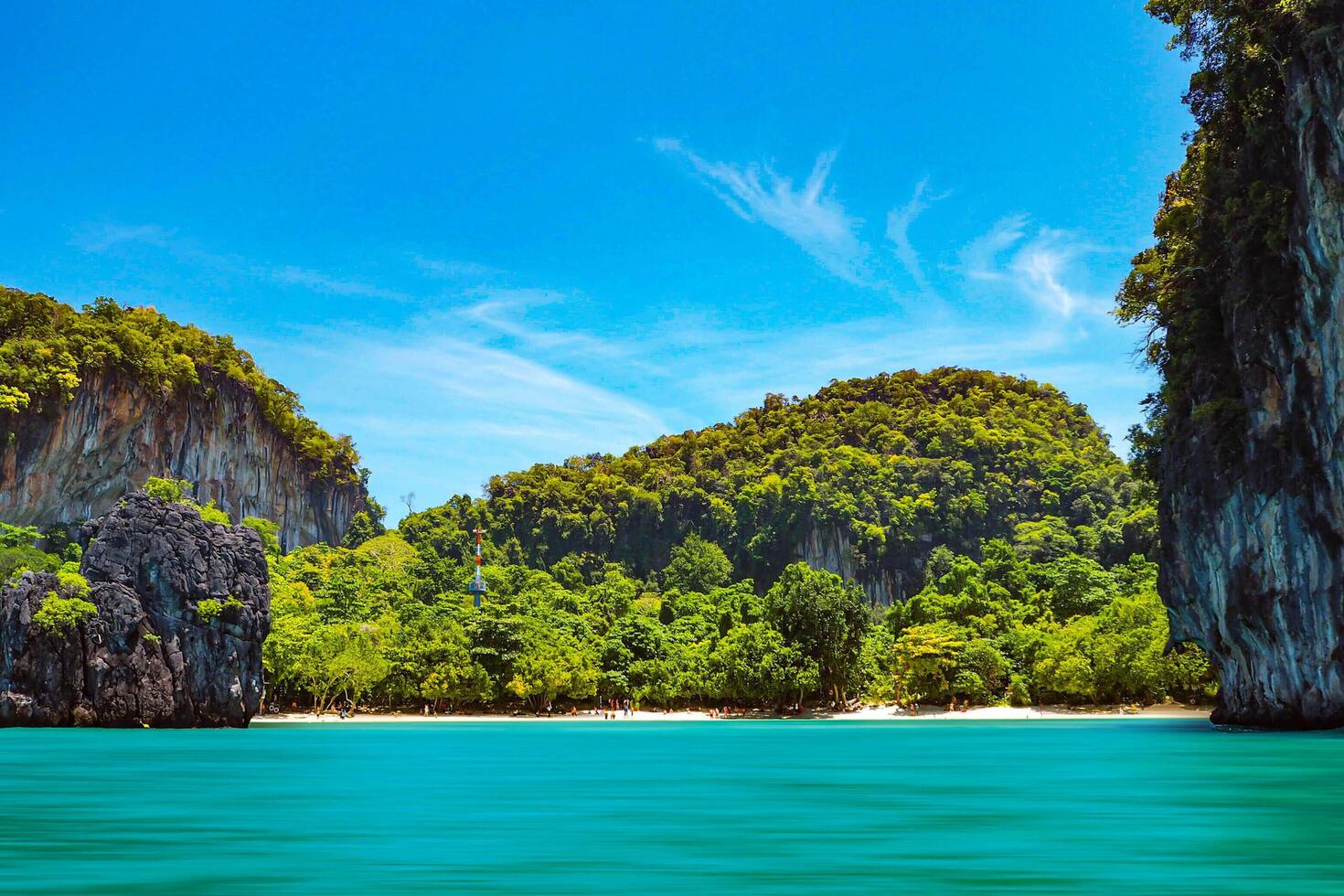 aéreo panorama do da Tailândia verdejante, exuberante tropical ilha, nacional parque ilha, com azul e água-marinha a mar, e nuvens brilhando de luz solar dentro a fundo. foto