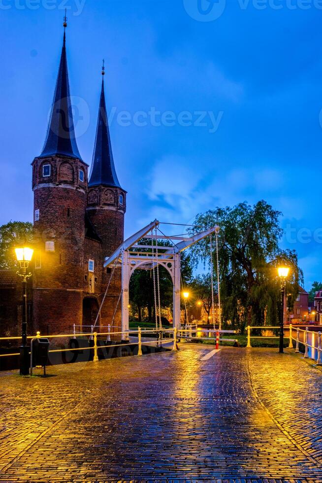 oostport Oriental portão do delft às noite. Delft, Países Baixos foto