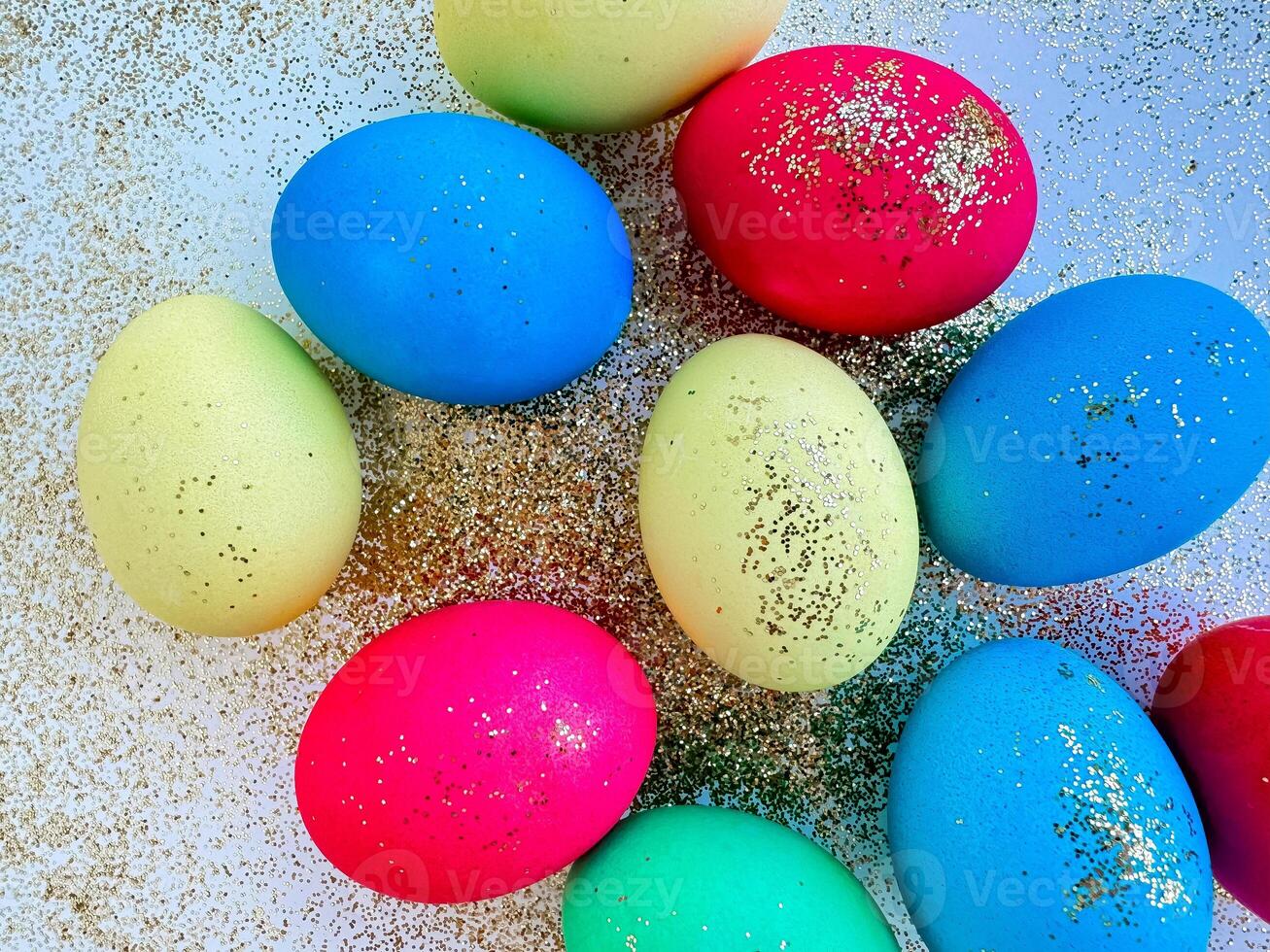 colorida Páscoa ovos com brilhar em espumante fundo, festivo feriado decoração e celebração conceito com cópia de espaço. pode estar usava para sazonal cumprimento cartões, feriado festa convites foto