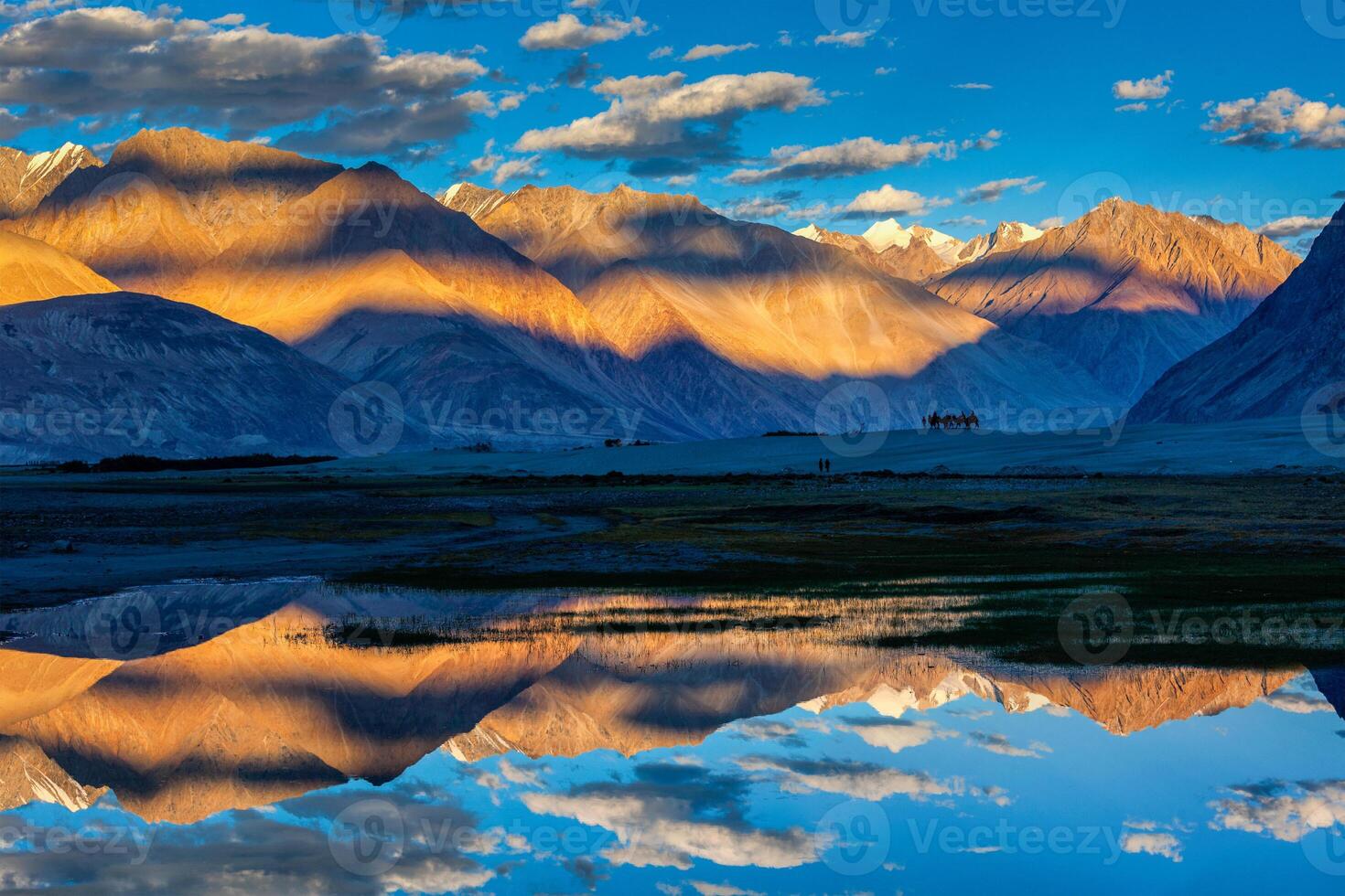 Himalaia em pôr do sol, Nubra vale, ladakh, Índia foto