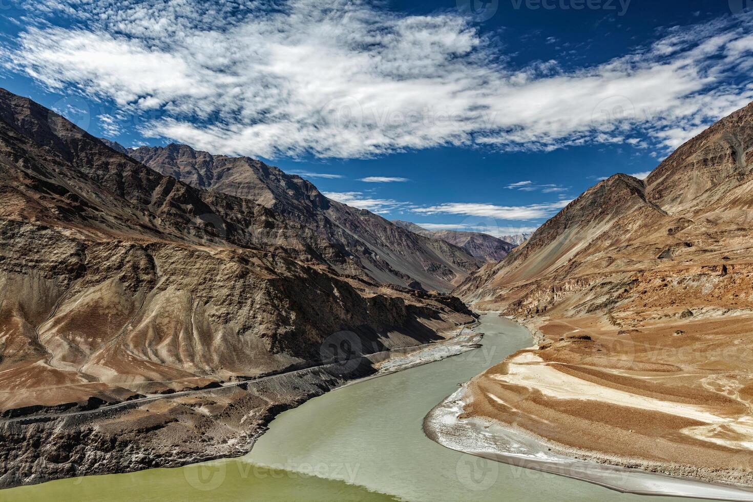 confluência do indus e zanskar rios, ladakh foto