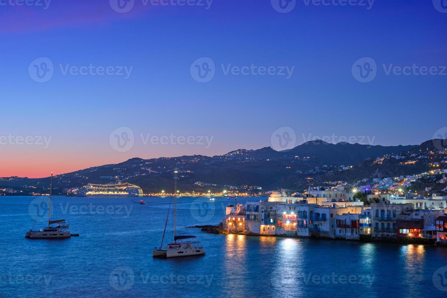 pôr do sol dentro Míconos, Grécia, com cruzeiro navio e iates dentro a Porto foto