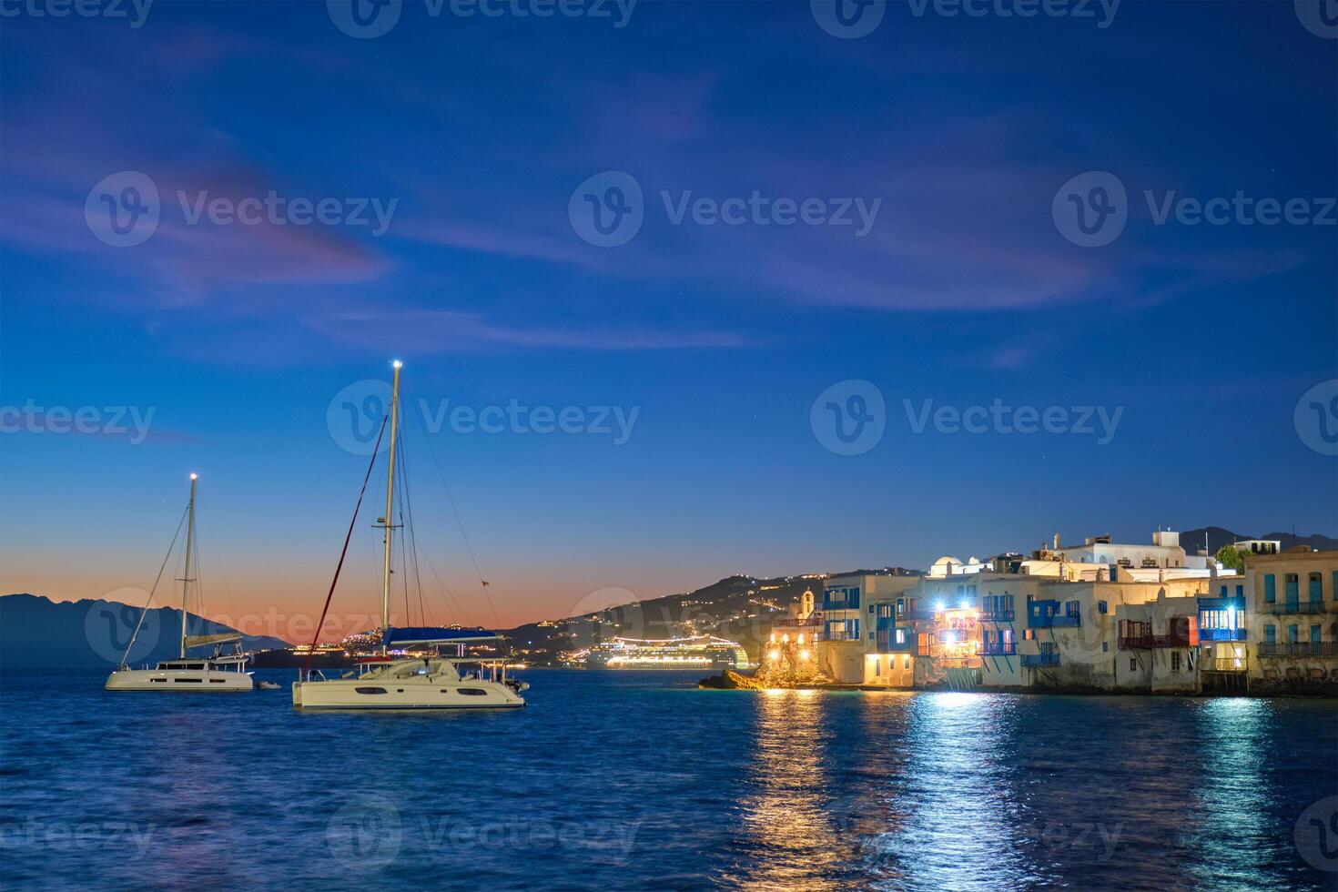 pôr do sol dentro Míconos, Grécia, com cruzeiro navio e iates dentro a Porto foto