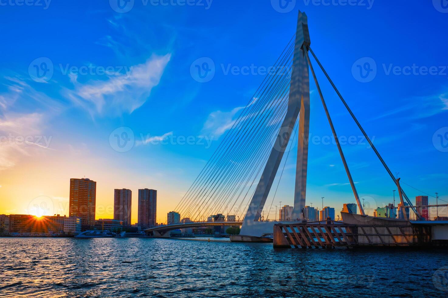 borracha ponte em pôr do sol, Rotterdam, Países Baixos foto