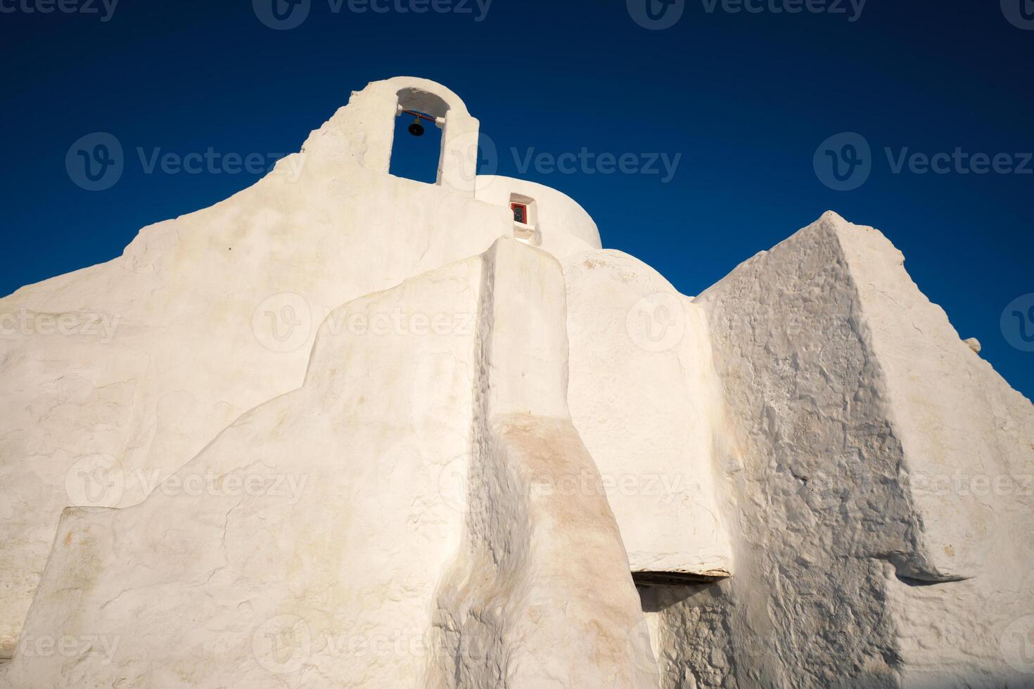 grego ortodoxo Igreja do panagia paraportiani dentro Cidade do chora em mykonos ilha foto