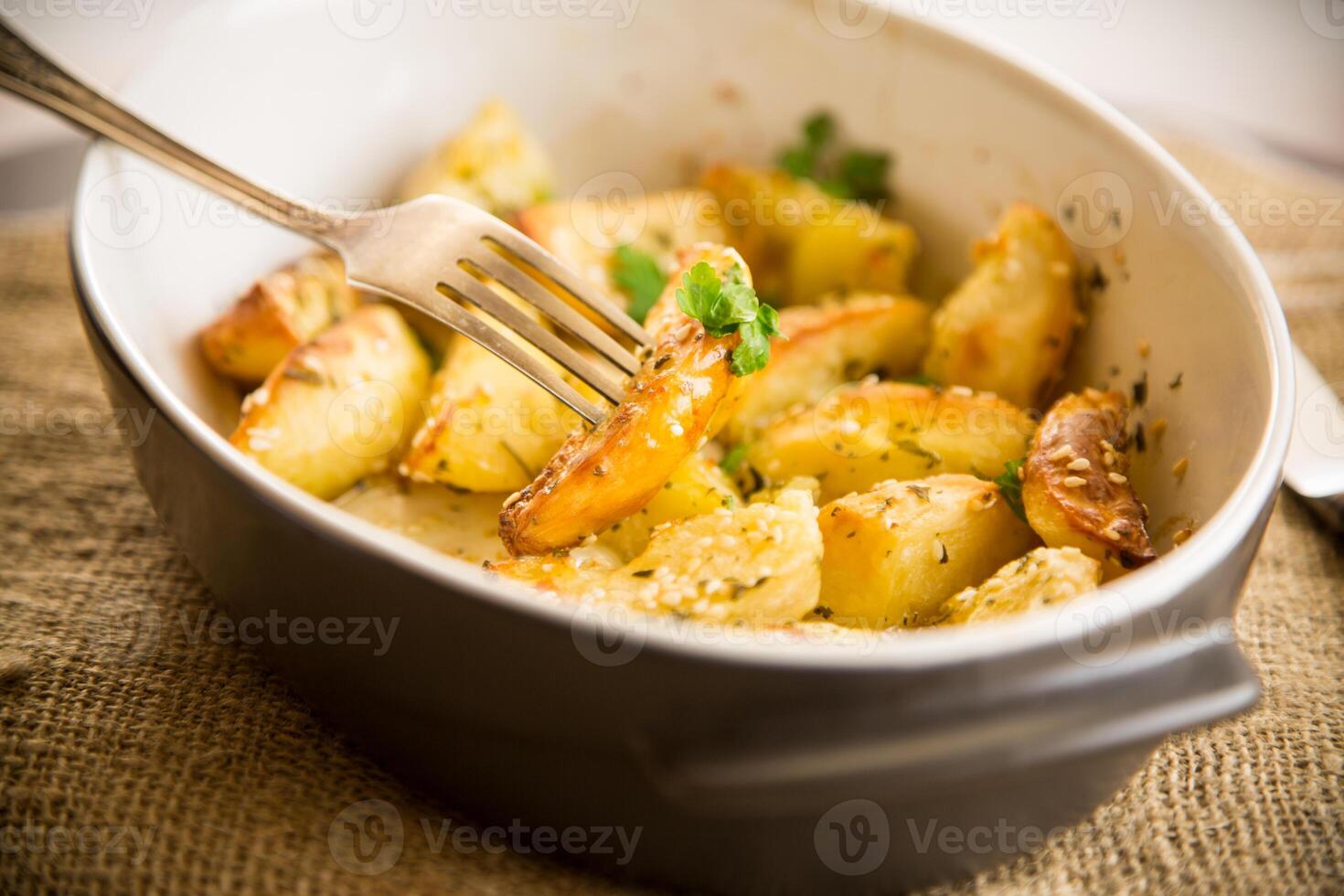 batatas cozido com sésamo sementes, ervas e especiarias dentro a forno foto