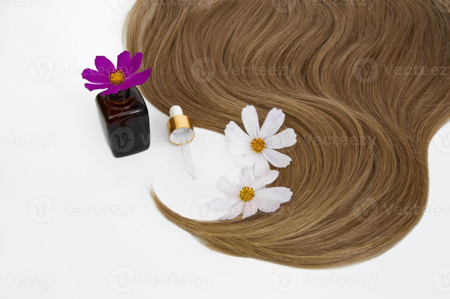 Cosmético para cabelo e flores para cabelo em uma branco fundo. saudável e lindo cabelo. cabelo Cuidado. cópia de espaço para texto foto