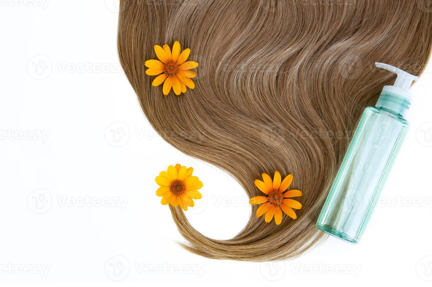 saudável e lindo cabelo. Cosmético óleo e flores para cabelo em uma branco fundo. cabelo Cuidado. cópia de espaço para texto foto