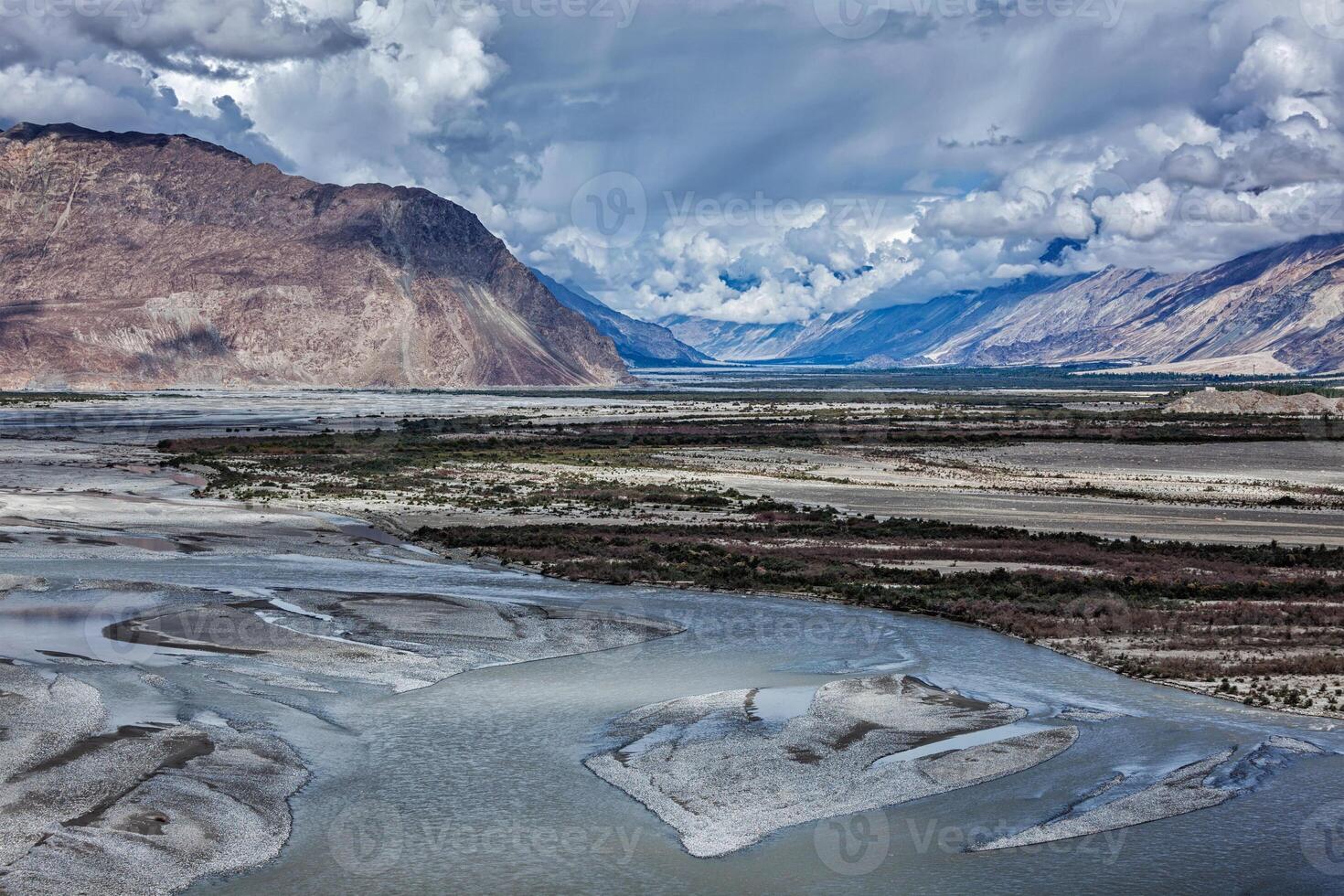 Nubra vale e rio dentro Himalaia, ladakh foto