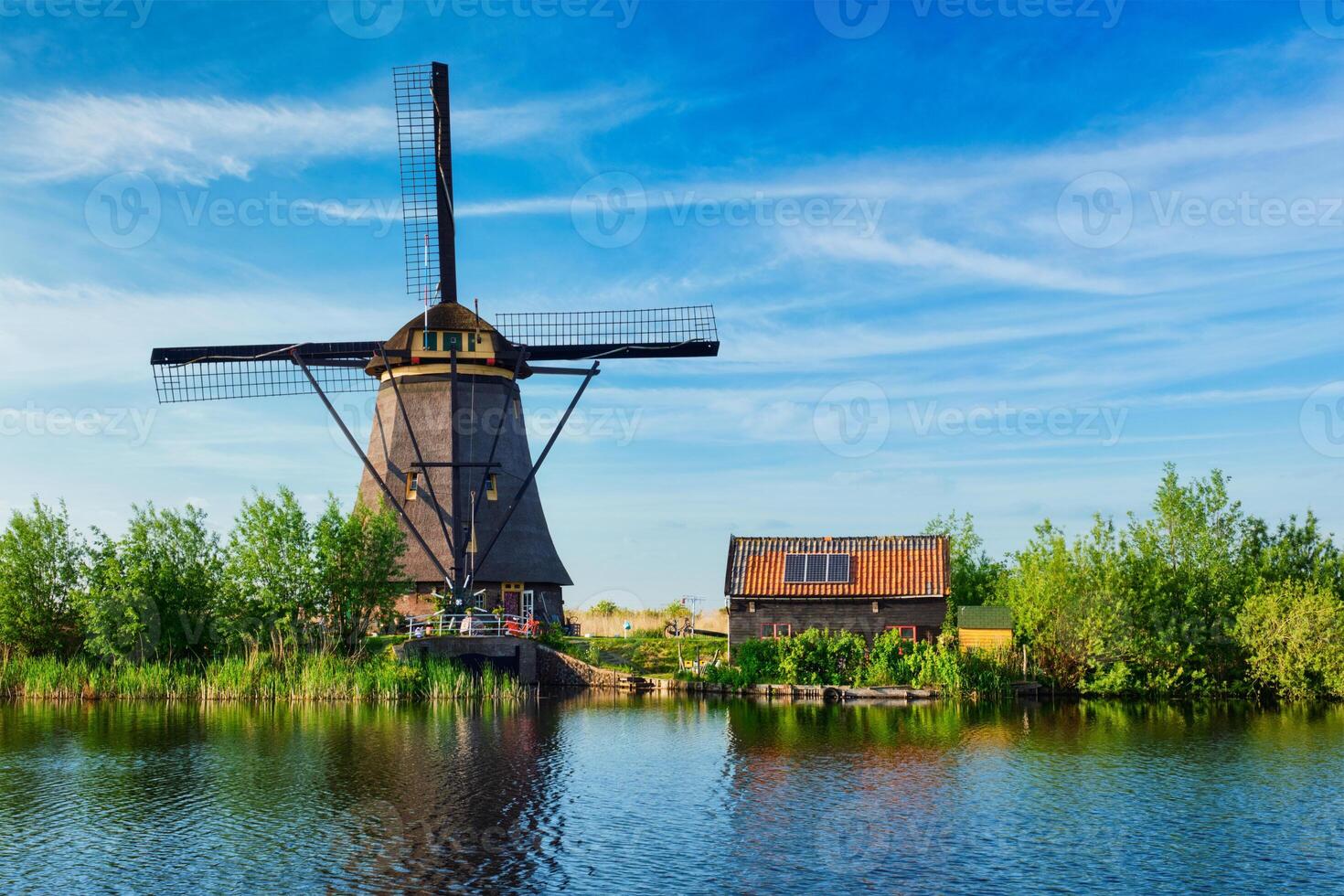moinhos de vento às kinderdijk dentro Holanda. Países Baixos foto