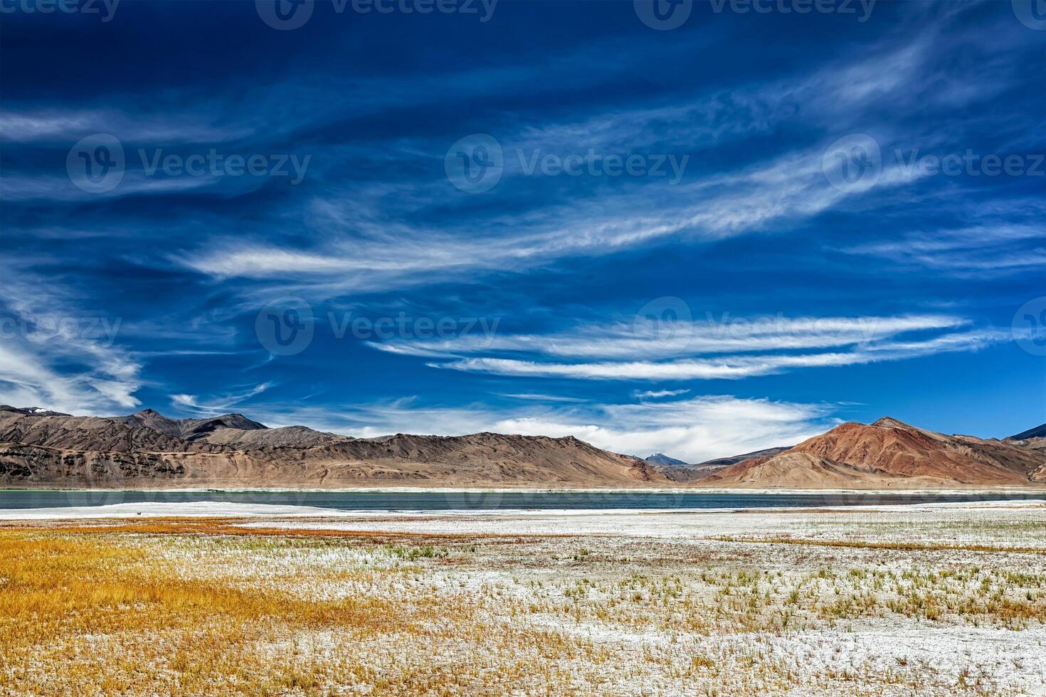 montanha lago tso carro dentro Himalaia foto