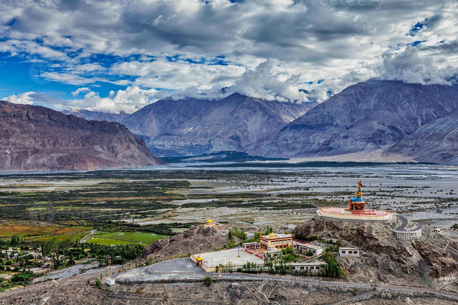 maitreya Buda estátua dentro disco gompa, Nubra vale, ladakh, inda foto