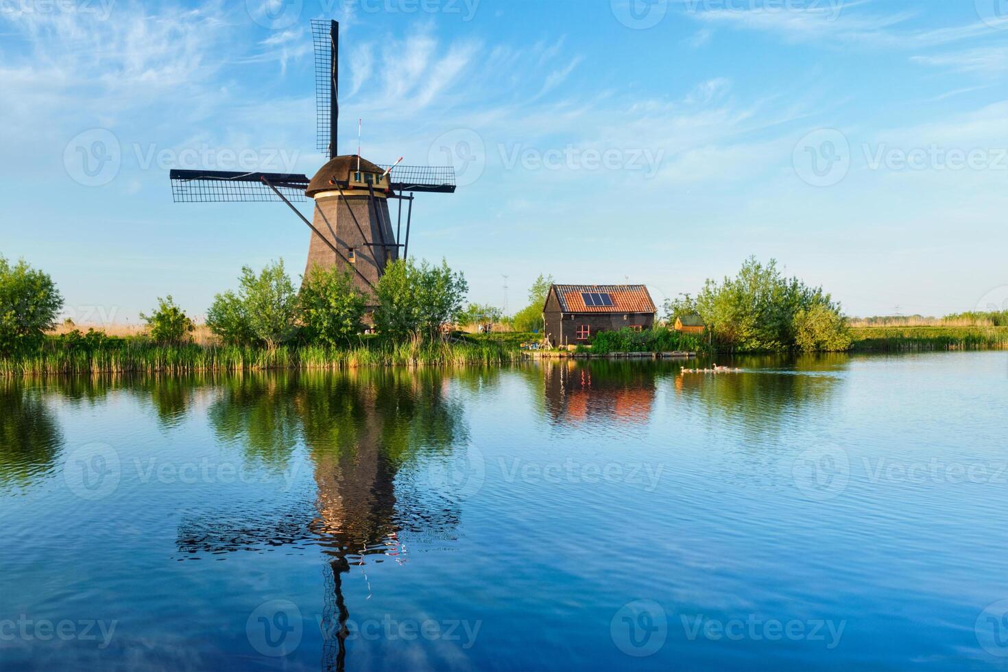 moinhos de vento às kinderdijk dentro Holanda. Países Baixos foto