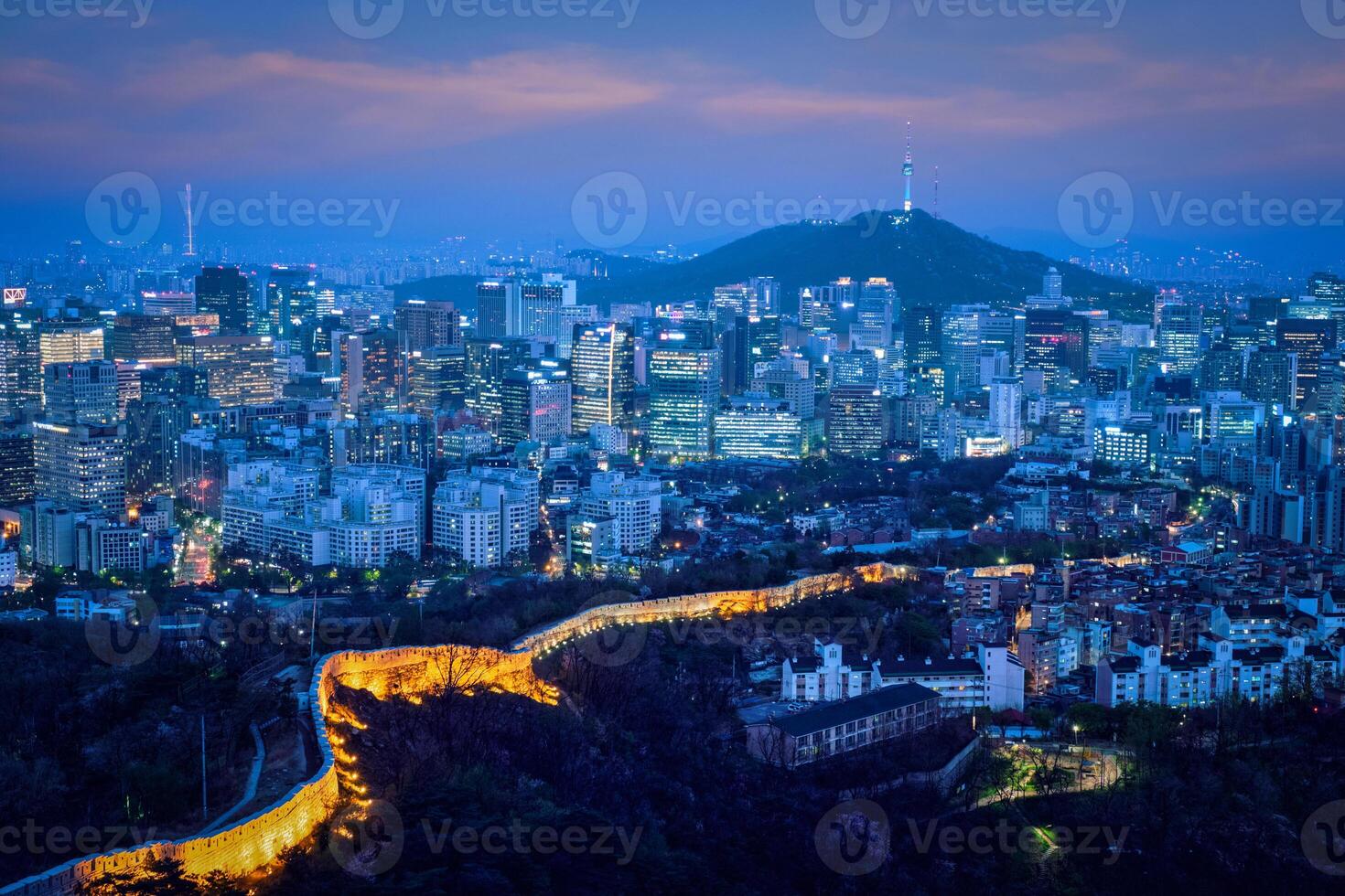 Seul Horizonte dentro a noite, sul Coréia. foto