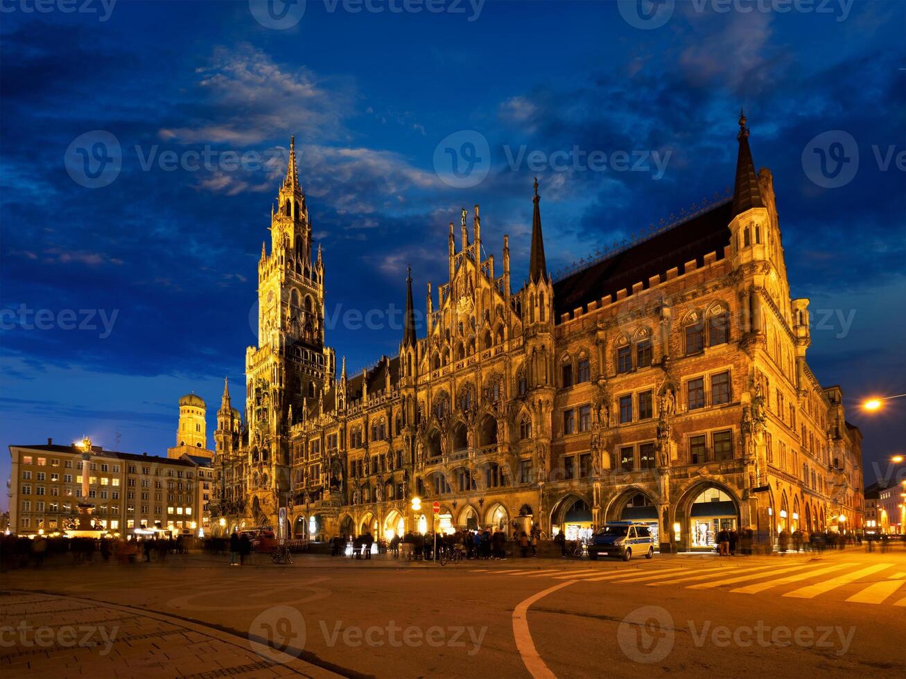 marienplatz quadrado às noite com Novo Cidade corredor Neus rathaus Munique, Alemanha foto