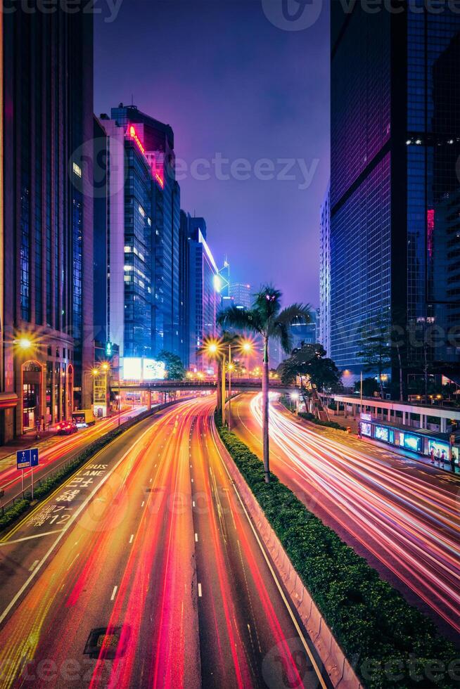 rua tráfego dentro hong kong às noite foto