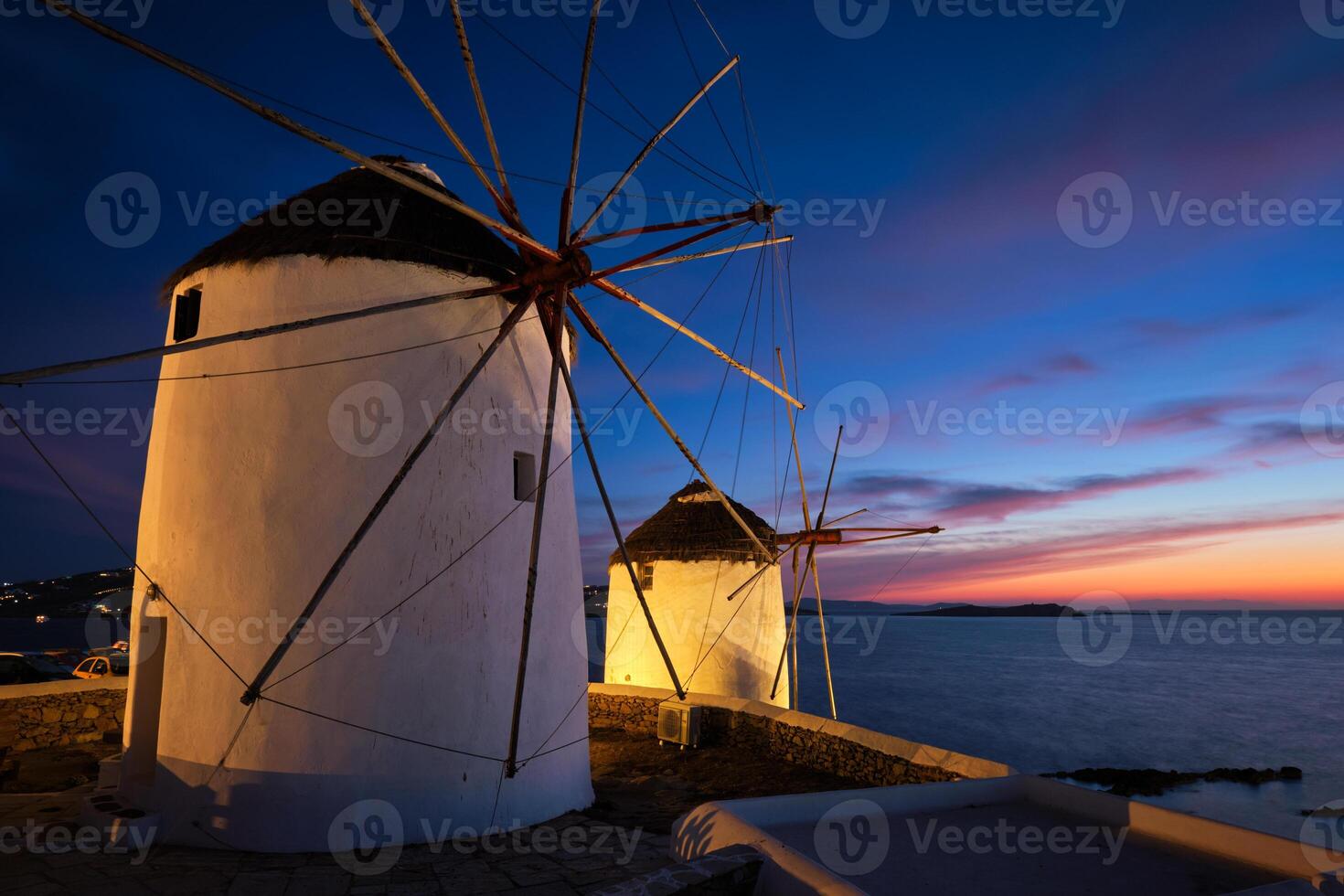 moinhos de vento gregos tradicionais na ilha de mykonos ao nascer do sol, cyclades, grécia foto