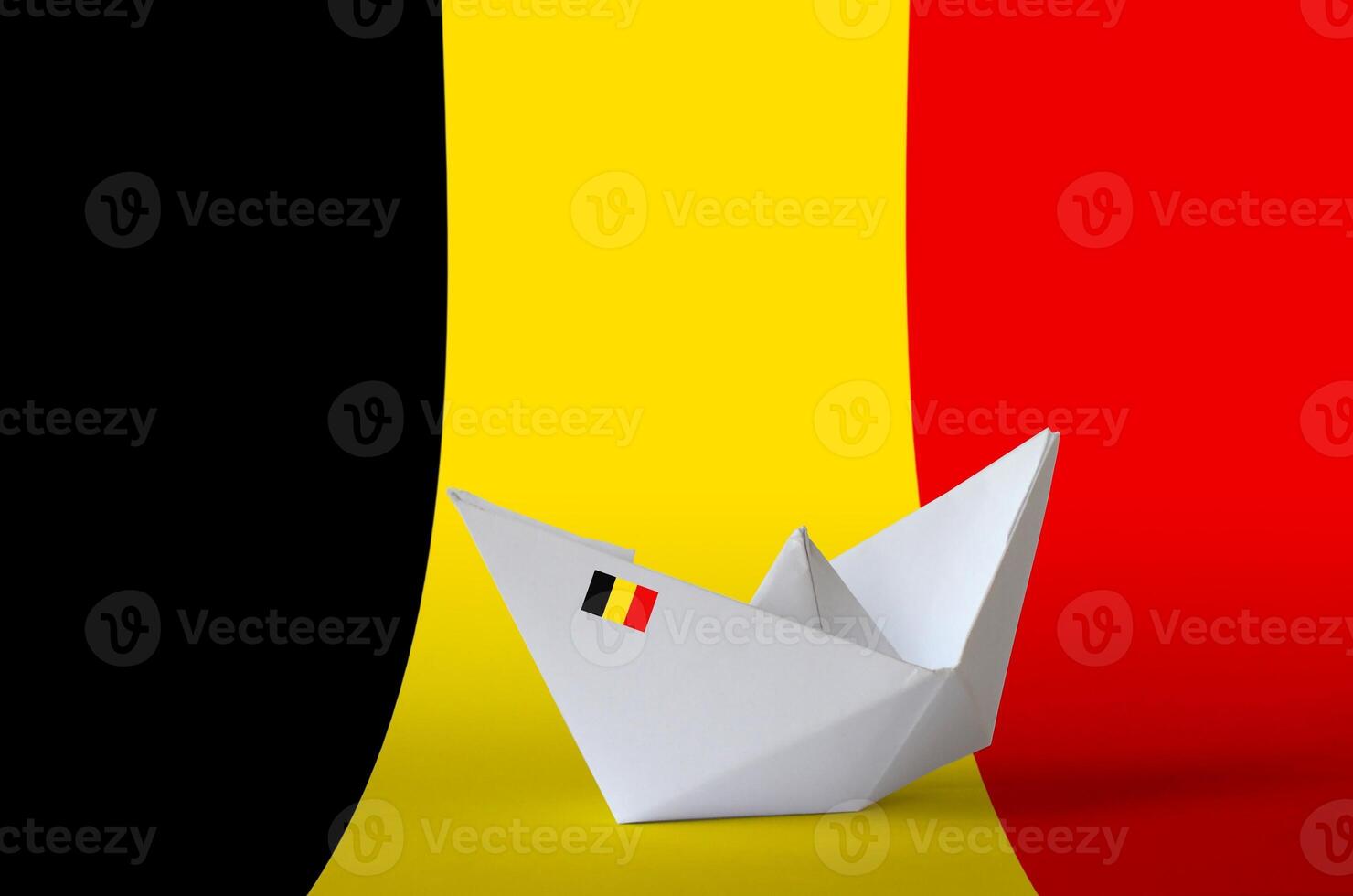 Bélgica bandeira retratado em papel origami navio fechar-se. feito à mão artes conceito foto