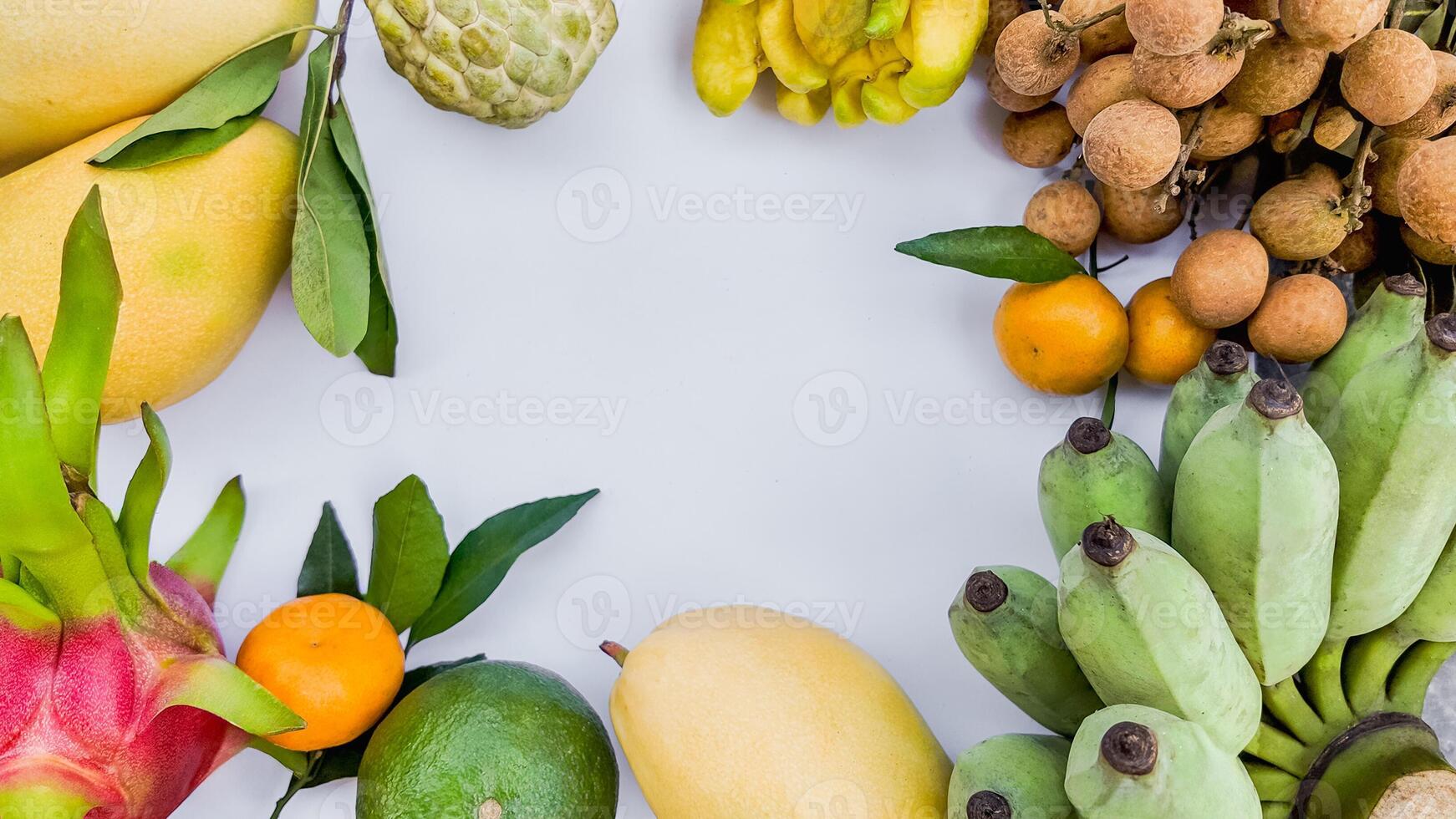 tropical fruta sortimento em branco Alto res com cópia de espaço foto