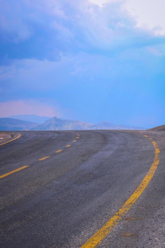 afiado dobrar asfalto estrada dentro a montanha foto