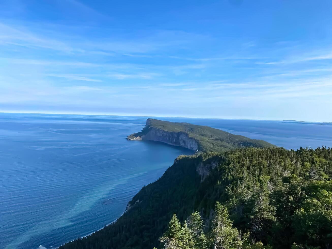 Claro azul água do a oceano visto a partir de uma montanha foto