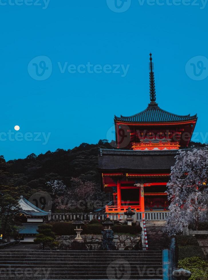 lua sobre a vermelho pagode dentro Tóquio foto