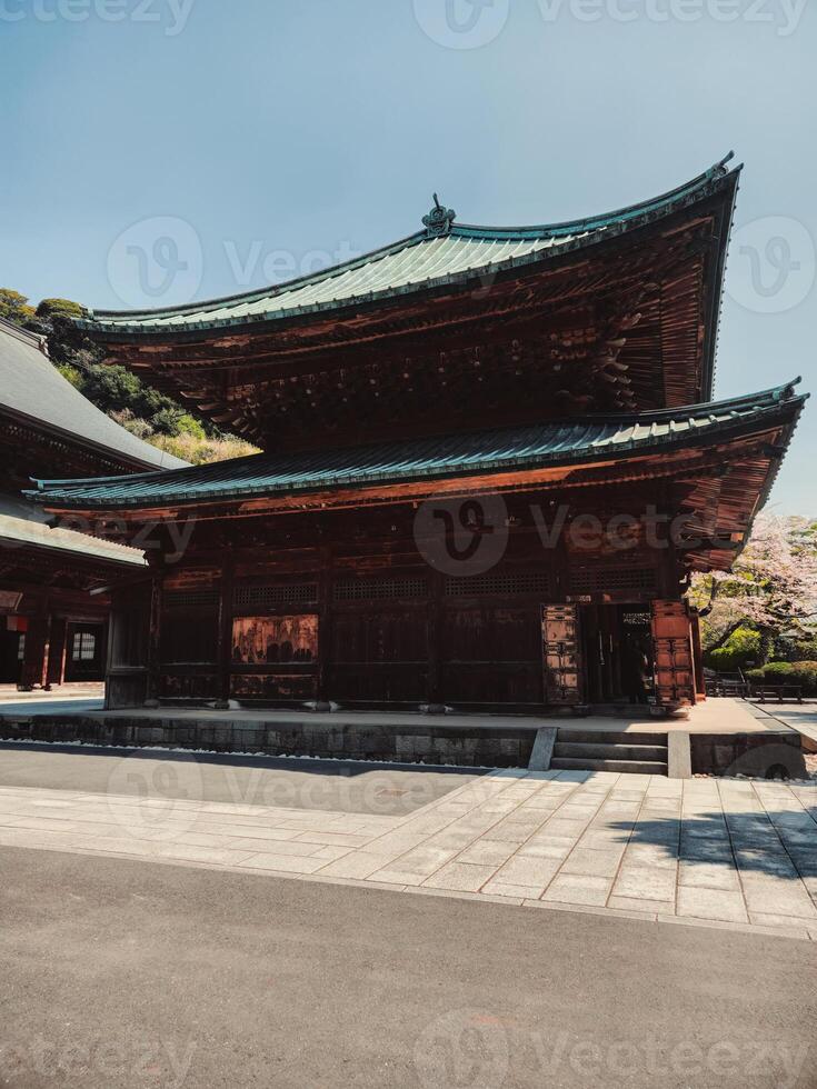 velho pagode construção em uma ensolarado dia foto