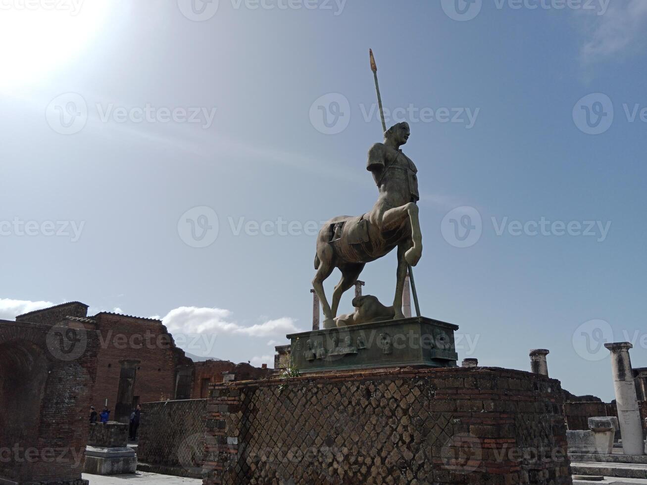 pompéia, a antigo romano cidade enterrado de a erupção do montar Vesúvio, carrinhos Como uma unesco mundo herança site, oferta uma único vislumbre para dentro diariamente vida durante a romano Império. foto