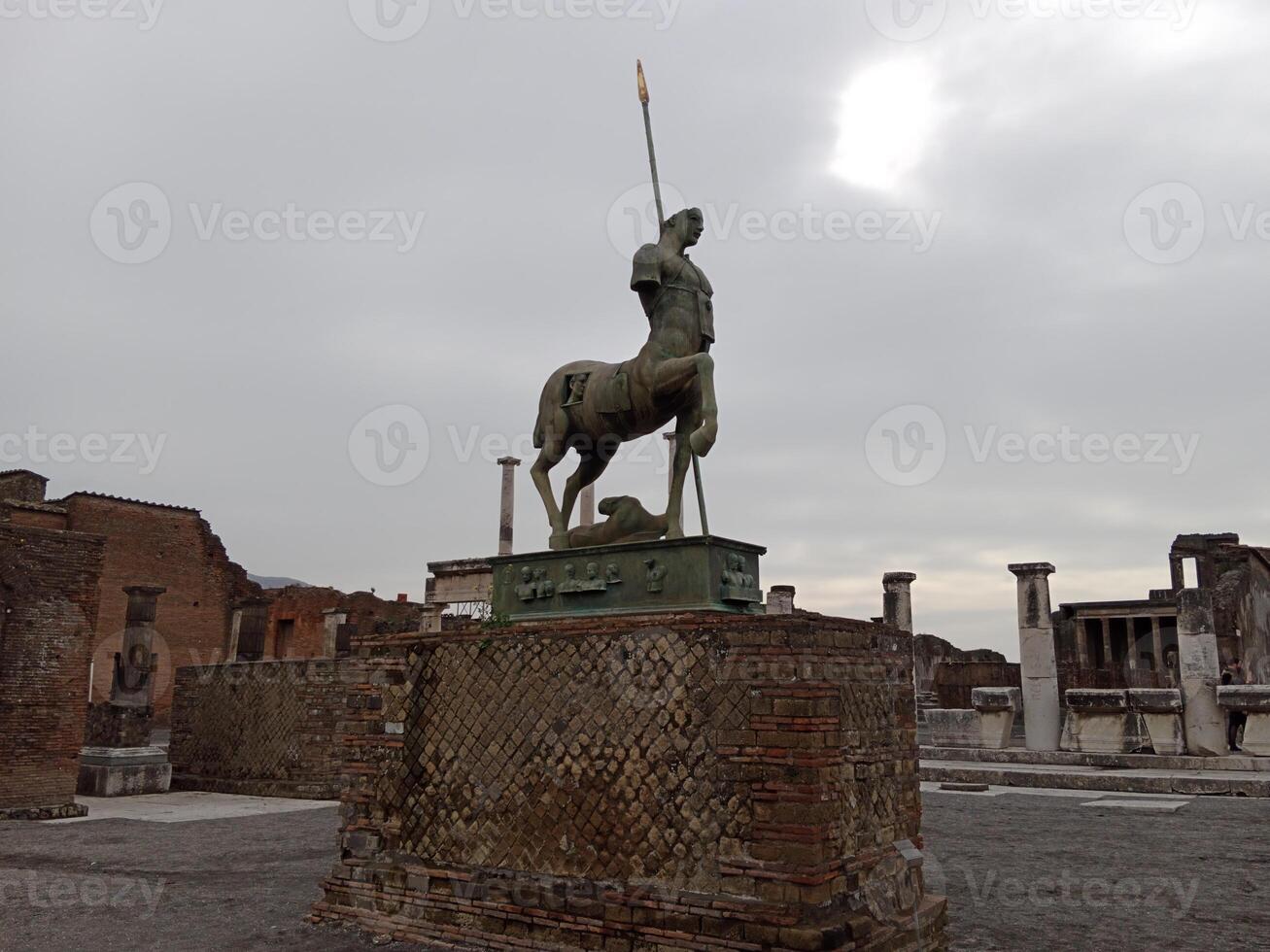 pompéia, a antigo romano cidade enterrado de a erupção do montar Vesúvio, carrinhos Como uma unesco mundo herança site, oferta uma único vislumbre para dentro diariamente vida durante a romano Império. foto