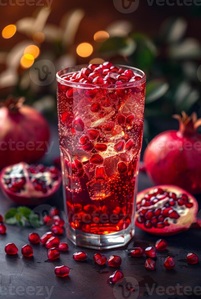 ai gerado romã suco dentro vidro e romã em Sombrio fundo foto