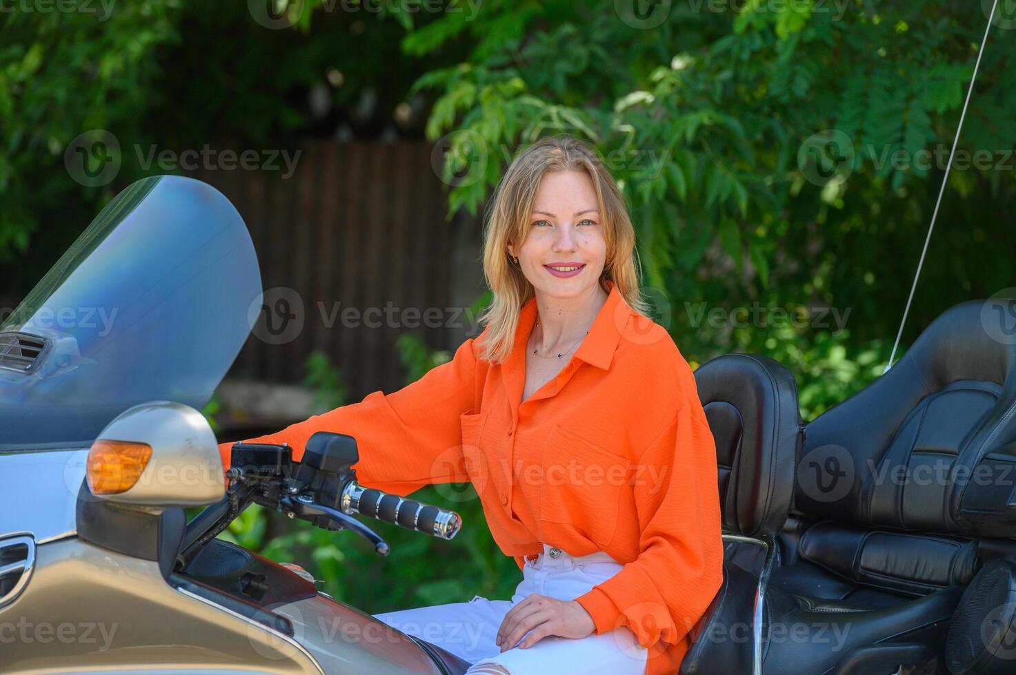 retrato do uma jovem lindo menina em uma motocicleta 8 foto