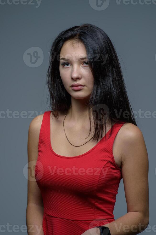 estúdio retrato do uma jovem menina dentro uma vermelho vestir 4 foto